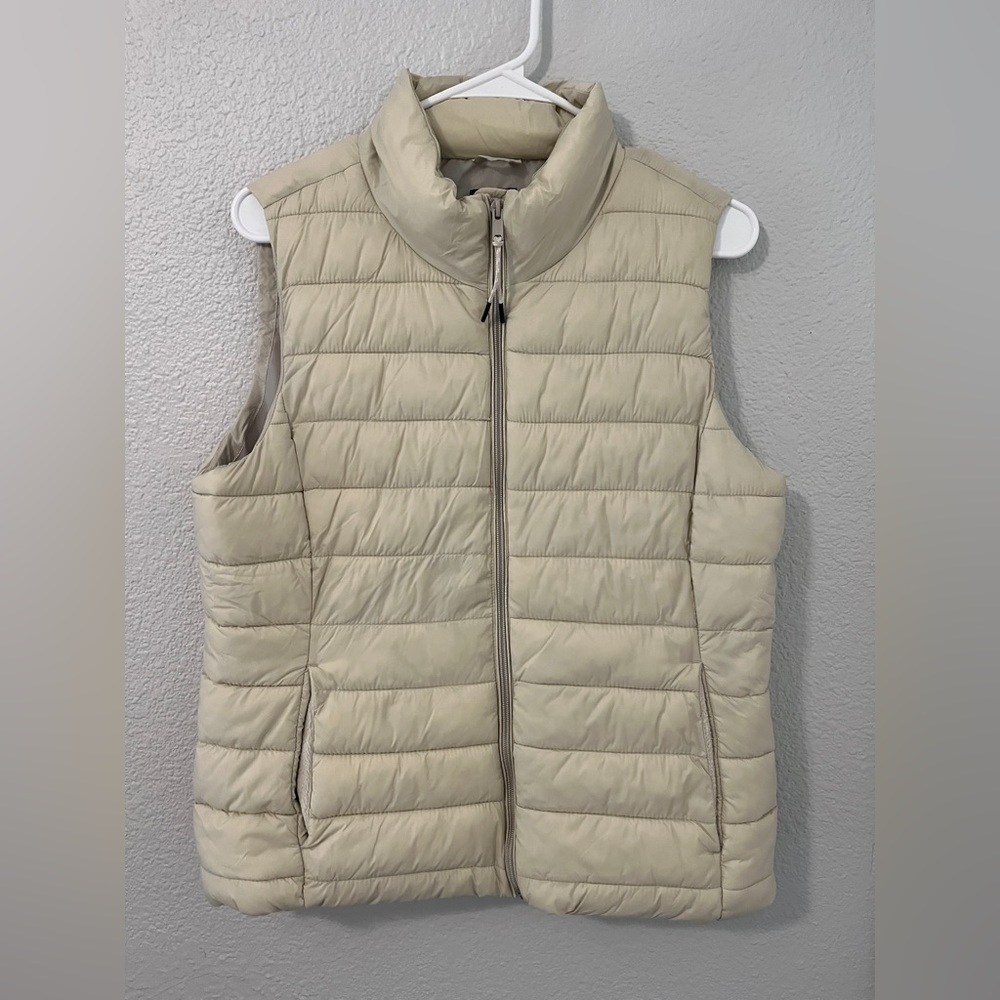 Gap women’s puffer vest size medium.